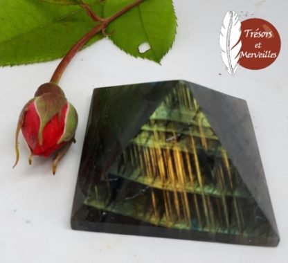 Pyramide de labradorite